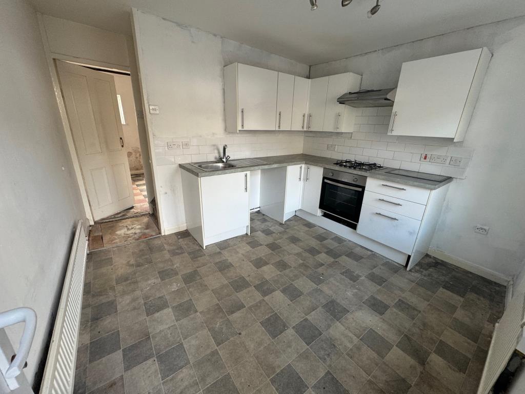 Lot: 20 - TWO-BEDROOM END-TERRACE HOUSE FOR IMPROVEMENT - Kitchen-dining room